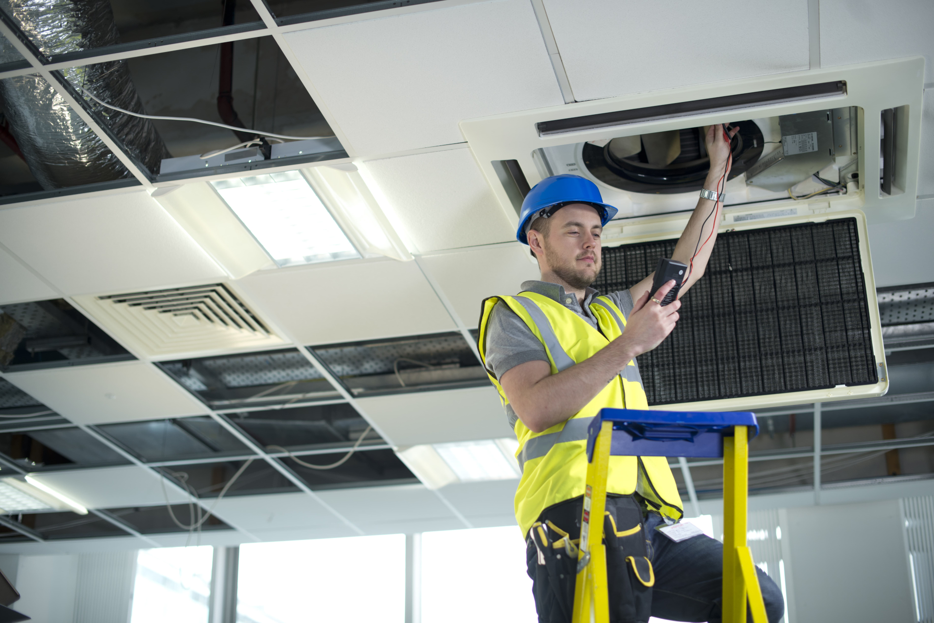 Técnico trabajando con instalación de Aire Acondicionado Aspes